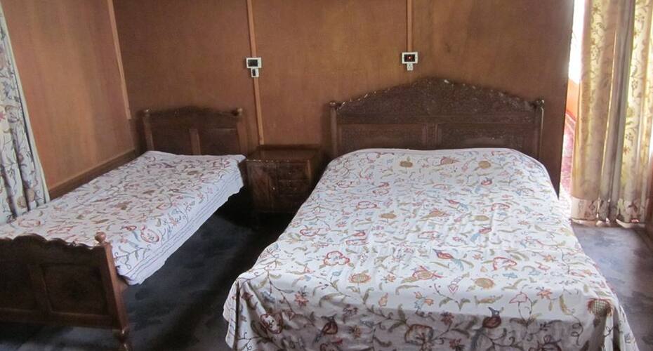 Young May Flower Houseboat, Srinagar 4